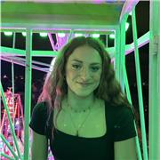 Profesora con diplomatura en producción musical, canto, composición y teatro musical. También profesora de inglés y titulada en B2